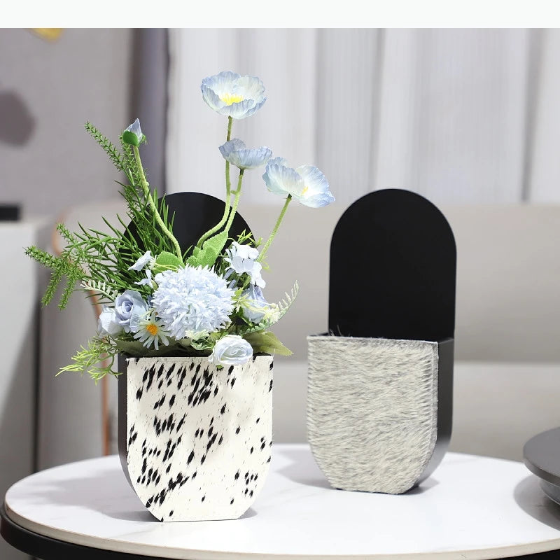 cache pot moderne léopard noir marron gris fleurs artificielles minimaliste texture cuir tissu decointérieur