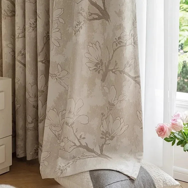 rideau opaque beige clair motif fleurs branches classique salon chambre fenêtre maison moderne