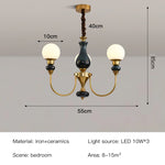 Chandelier classique vert doré globes blancs élégant chambre salon