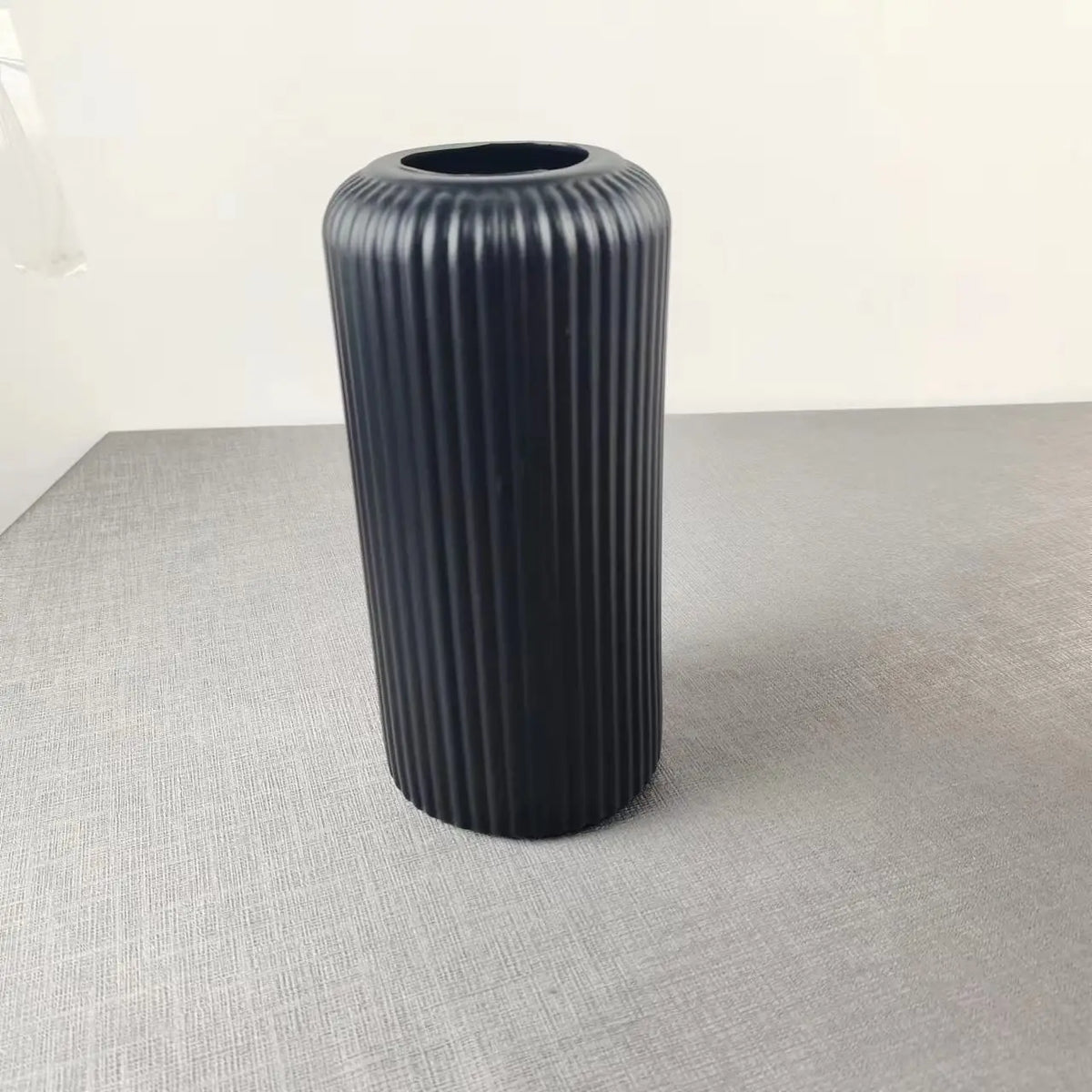 vase moderne gris rose blanc noir vert rayures verticales opacité décoration intérieure table