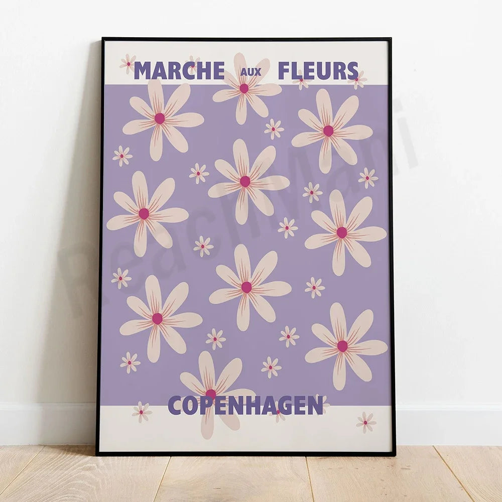 Affiche publicitaire avec de nombreuses fleurs beiges sur un fond violet avec le texte "Marche aux fleurs, Copenhagen" en français.