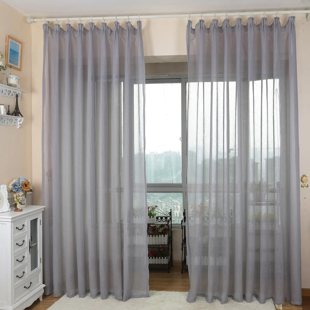 Rideau en tulle gris dans une chambre à coucher élégante