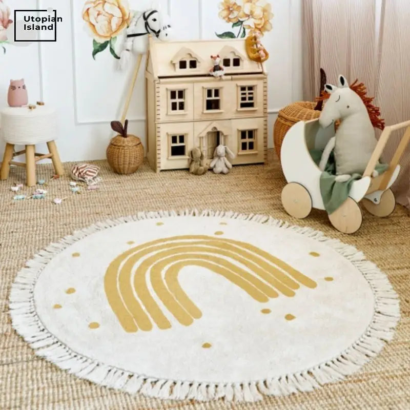 tapis rond moderne arc ciel doré franges blanches coussins décoratifs chambre enfant salon beige