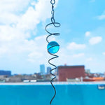 spirale métallique boule verre translucide carillon vent moderne minimaliste crochets métalliques noir bleu vert