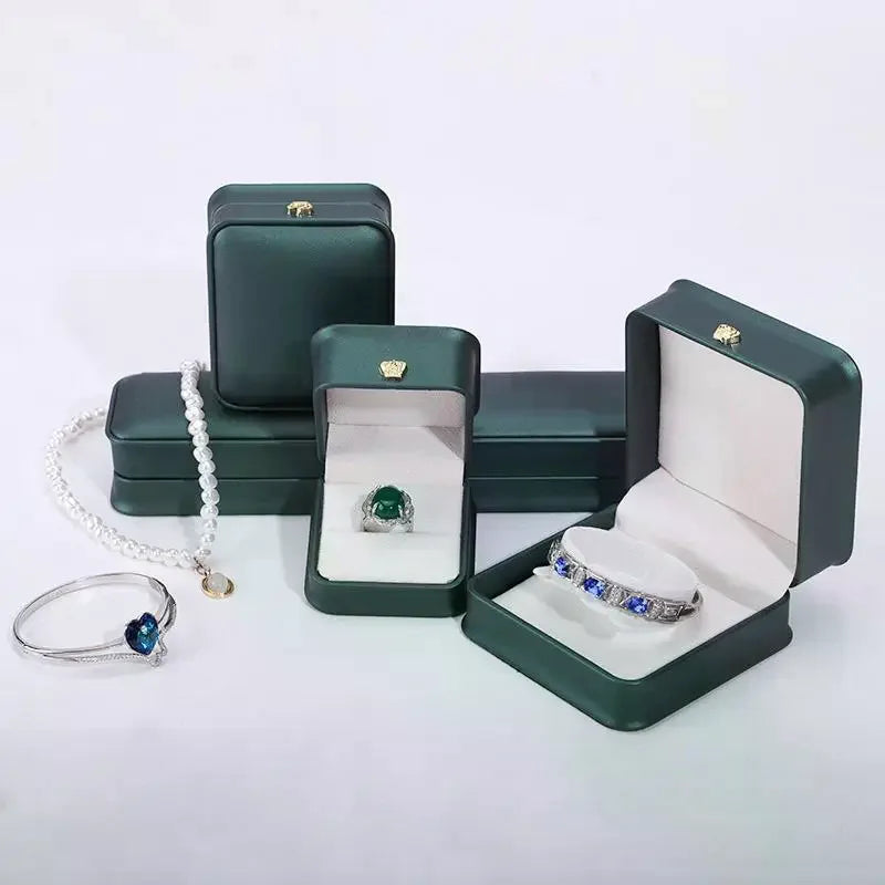 boîte organisation bijoux vert foncé classique boucles dorées bracelet collier bague