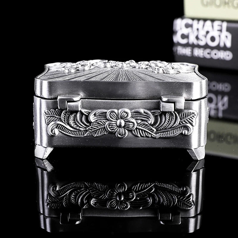 boîte bijoux argentée relief cène intérieur noir bouton pression artisanal classique organiser trésors transparente