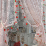 rideau floral rose fraises brodées dentelle blanche romantique translucide doux inclusion chambre