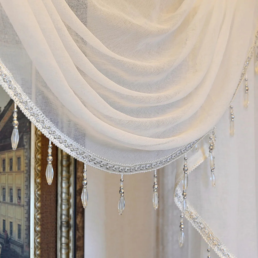 Détail de la dentelle perlée sur le rideau cantonnière en lin