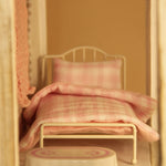 lit miniature fer forgé ensemble literie rose carreaux chaise table bougies tasse décoration murale