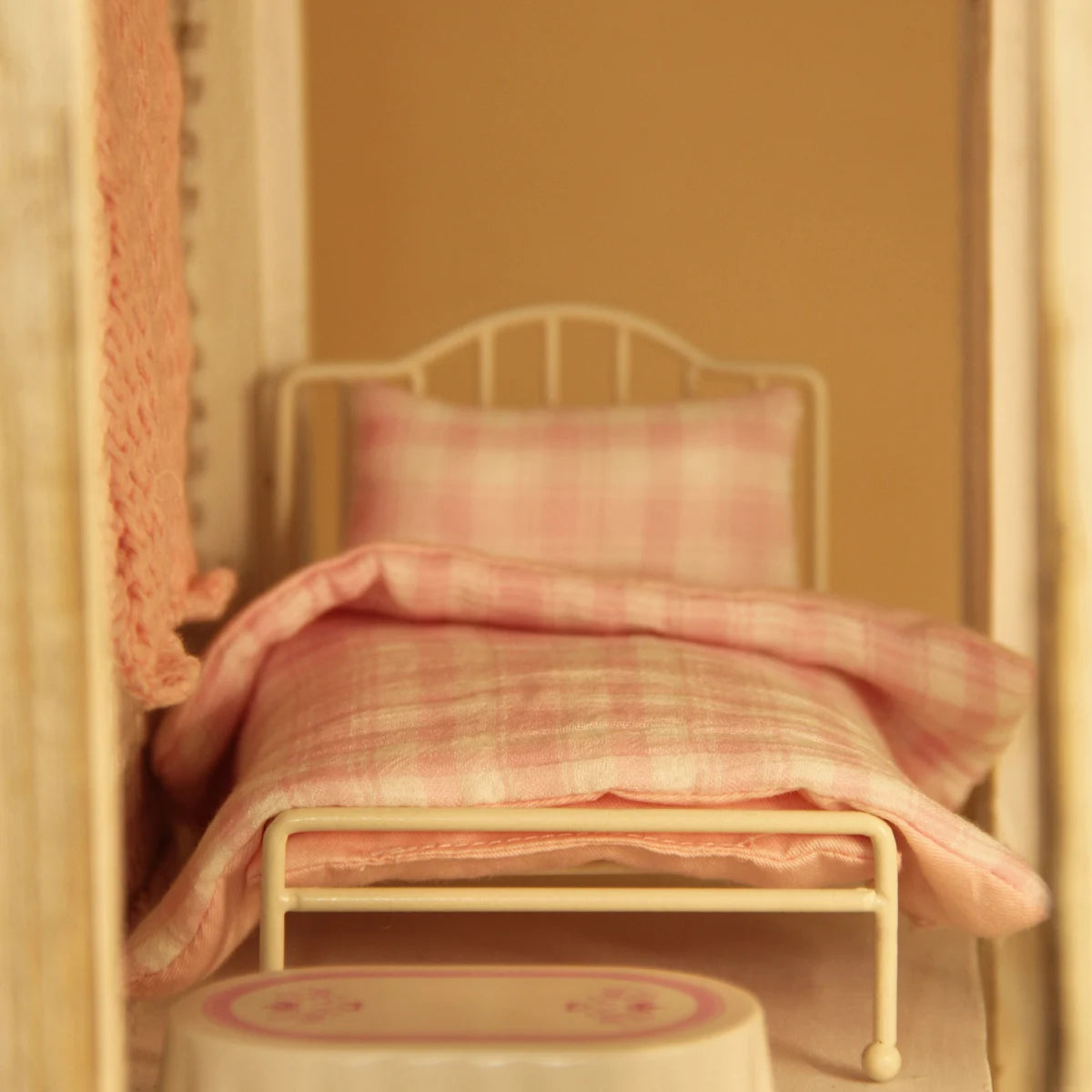 lit miniature fer forgé ensemble literie rose carreaux chaise table bougies tasse décoration murale