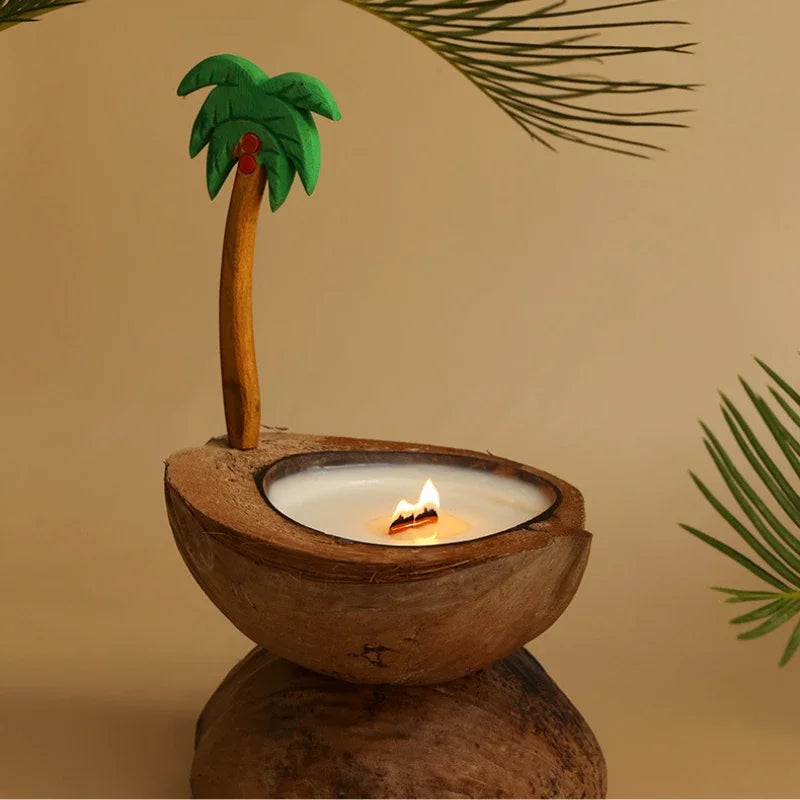 Une bougie décorée d'une petite palmier en bois, créant une ambiance tropicale et chaleureuse.
