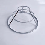 support lampe moderne minimaliste structure circulaire argenté doré barres horizontales verticales opacité fixations invisibles