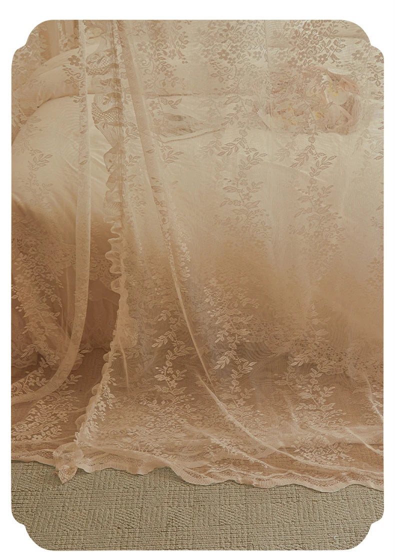 Un élégant rideau en dentelle fine aux motifs floraux raffinés, créant une ambiance romantique et feutrée dans la pièce.