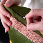 coussins bohèmes brodés vert rose jaune motifs florals rayures artisanal lit canapé