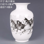 Un vase décoratif en porcelaine blanche avec une représentation graphique de chevaux galopants en noir et blanc.