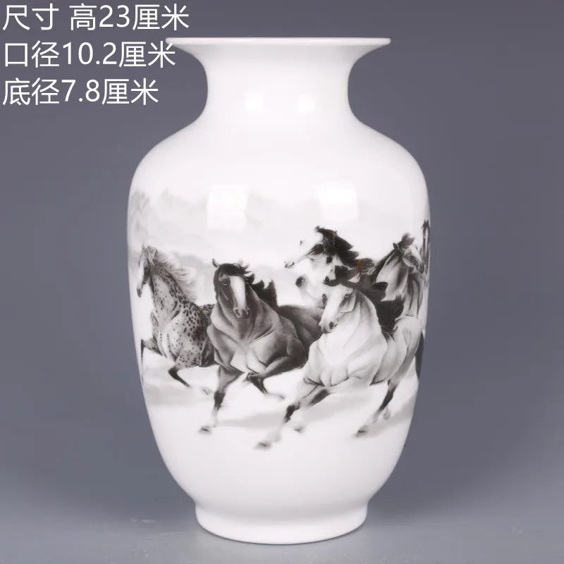 Un vase décoratif en porcelaine blanche avec une représentation graphique de chevaux galopants en noir et blanc.