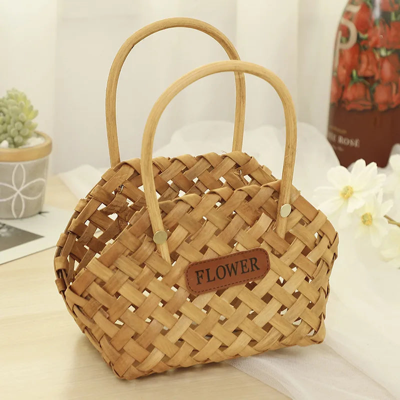 paniers décoratifs tressés marron fleurs artificielles variées rustique champêtre