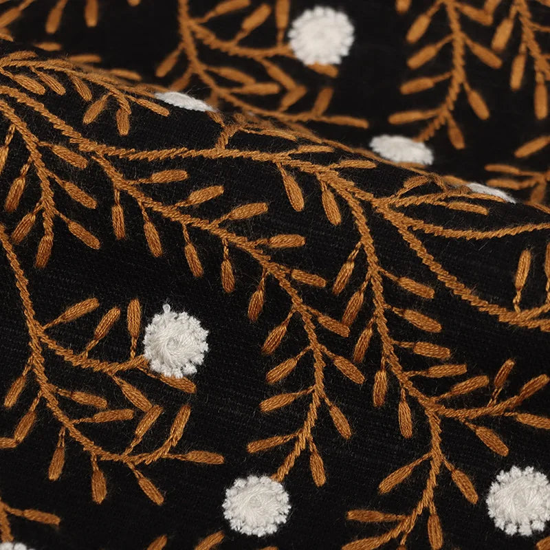 tissu brodé motifs floraux noir marron doré blanc respectueux environnement traditionnel 125cm large
