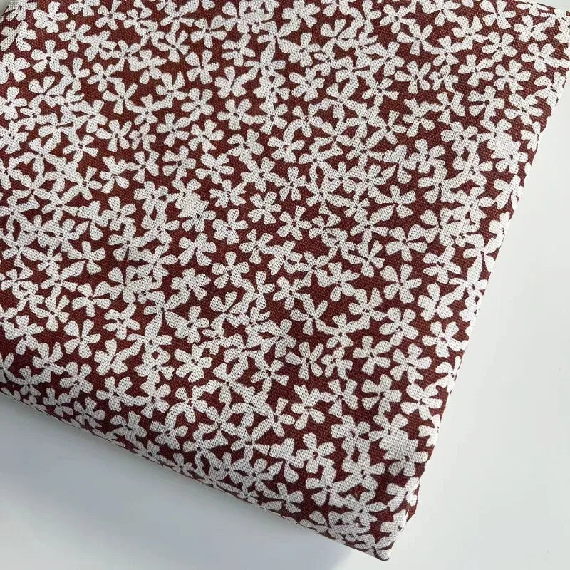 tissu classique fleurs blanches bleu marine vert clair rouge foncé 150cm 50cm coton linge