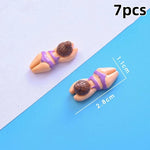 figurines résine personnes allongées peau claire vêtements colorés rayures pois léopard cartoon bijoux diy