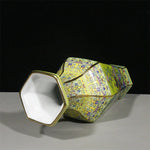vase hexagonal ornements floraux oiseaux motifs géométriques rouge jaune bleu art traditionnel