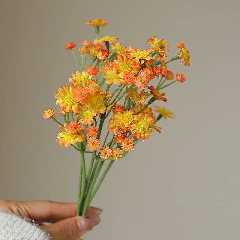 décoration intérieure moderne bouquet artificiel fleurs colorées tiges vertes minimaliste