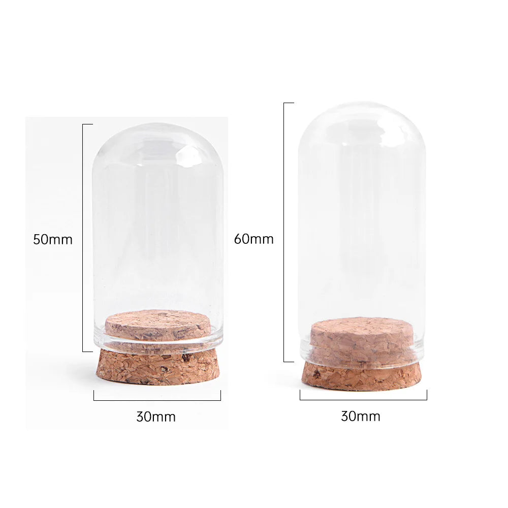 cloches verre transparent liège personnages sculptés fleurs artificielles couples blanc rose vert