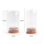 cloches verre transparent liège personnages sculptés fleurs artificielles couples blanc rose vert