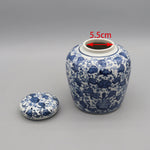 Pot en céramique bleu et blanc orné de motifs floraux, avec un couvercle.