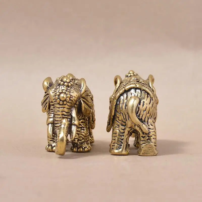 statuette éléphant bronze doré décoration florale motifs géométriques texture rugueuse traditionnel asiatique ornement métallique