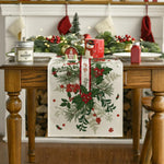 Décor de table de Noël avec couronne de Noël, petits personnages et accessoires festifs.