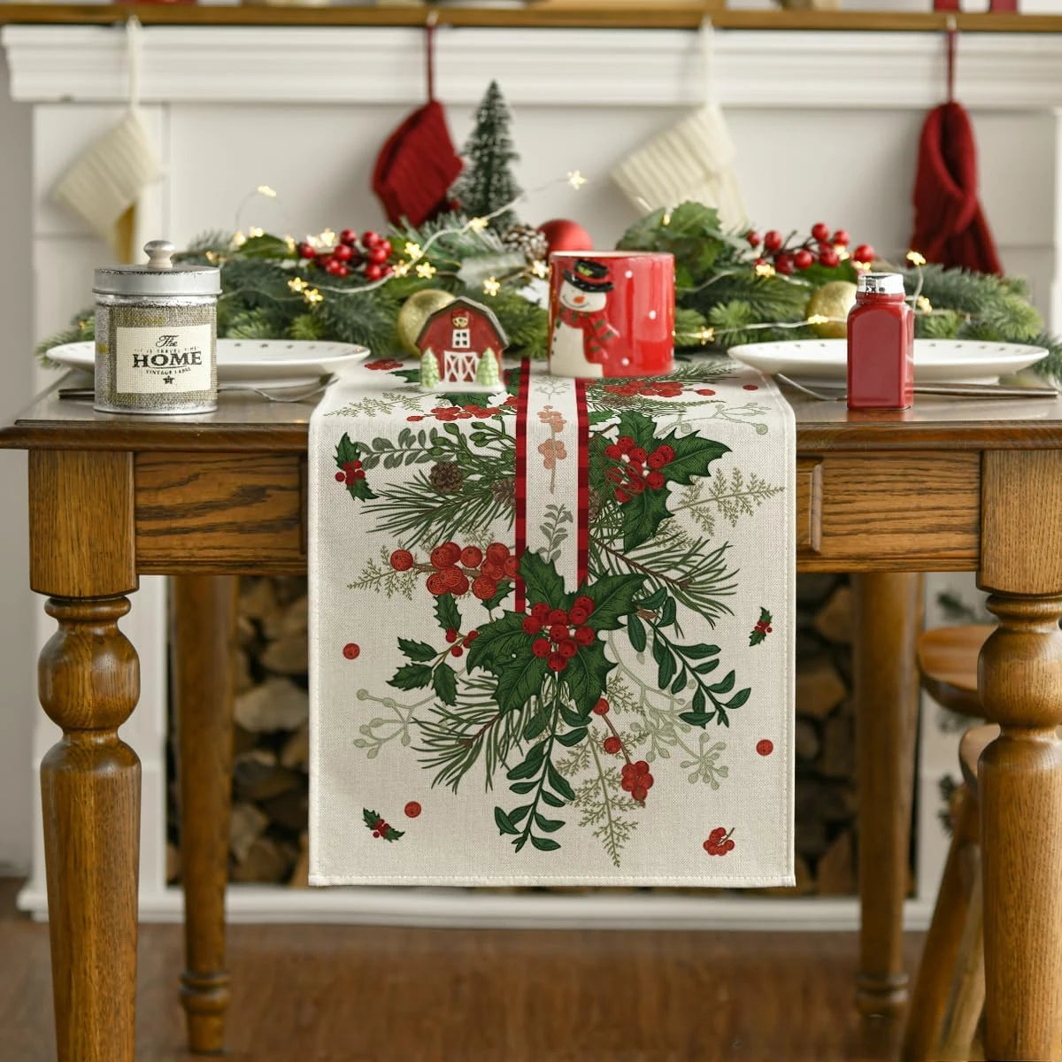 Décor de table de Noël avec couronne de Noël, petits personnages et accessoires festifs.