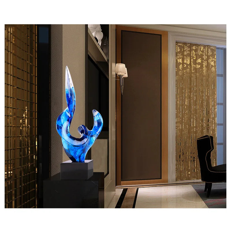 sculpture moderne abstraite résine bleu transparent noir marbreuse posée base pierre noire