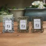 cadre photo pied bronze argenté vintage décor floral complexe métal ornementé