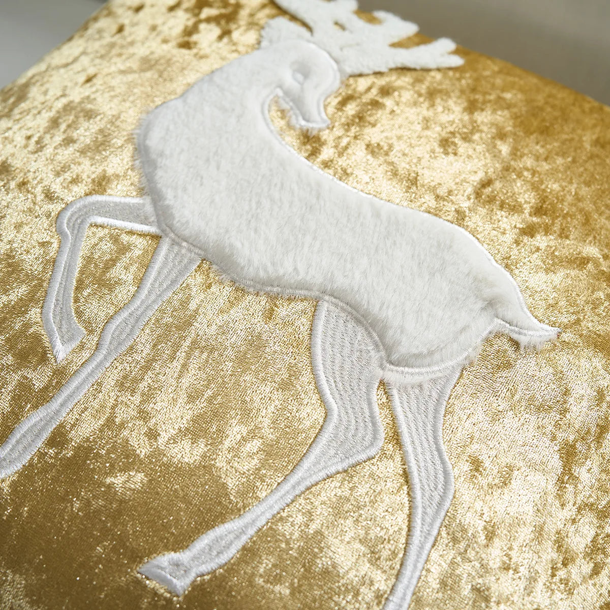 Patch blanc appliqué sur un fond doré brillant.