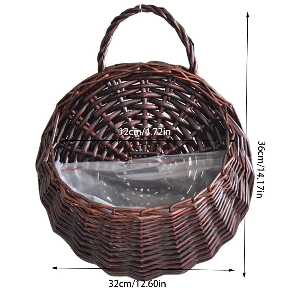 panier osier tressé marron clair traditionnel suspendu maison décoration fleurs pots jardin