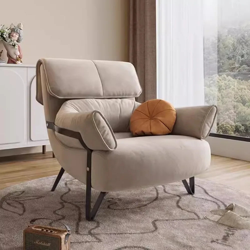 fauteuil moderne velours marron clair confortable salon coussin rond relaxation