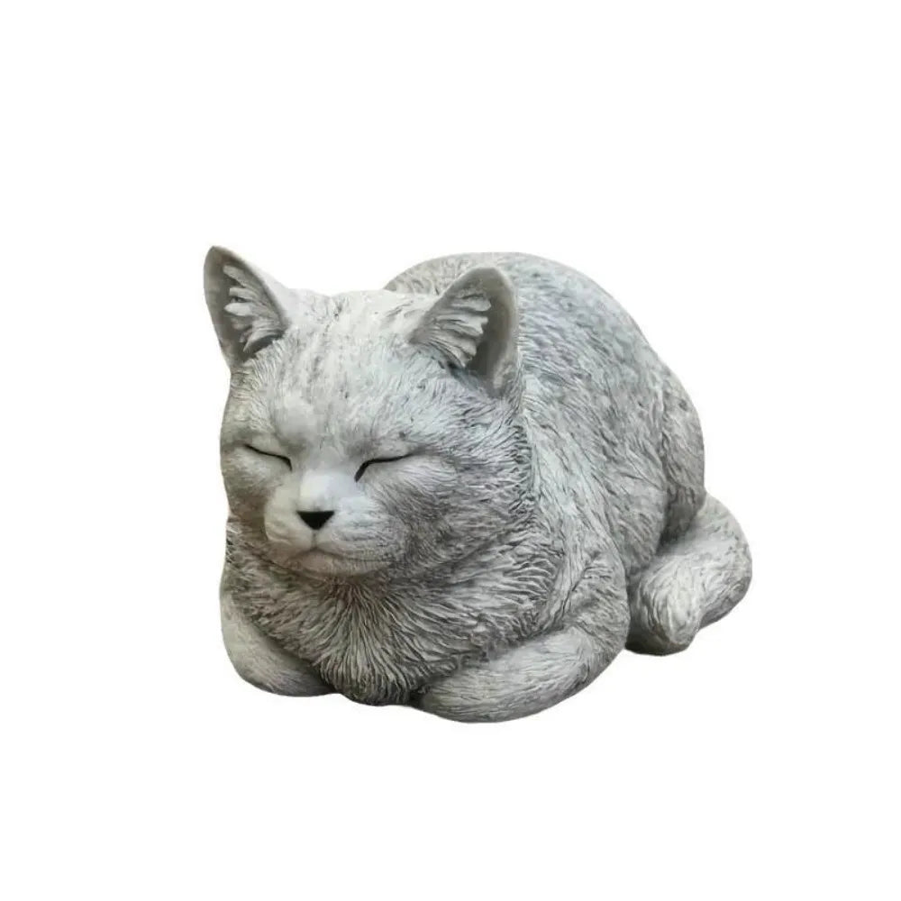 ornement zen statue chat gris allongé texture pierreuse jardin fleurs plantes