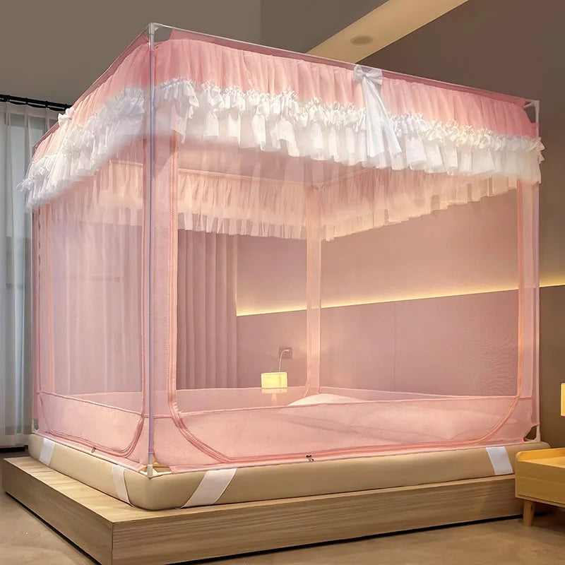 Lit à baldaquin rose pâle avec des rideaux en dentelle blanche, créant un environnement romantique et confortable pour la chambre à coucher.