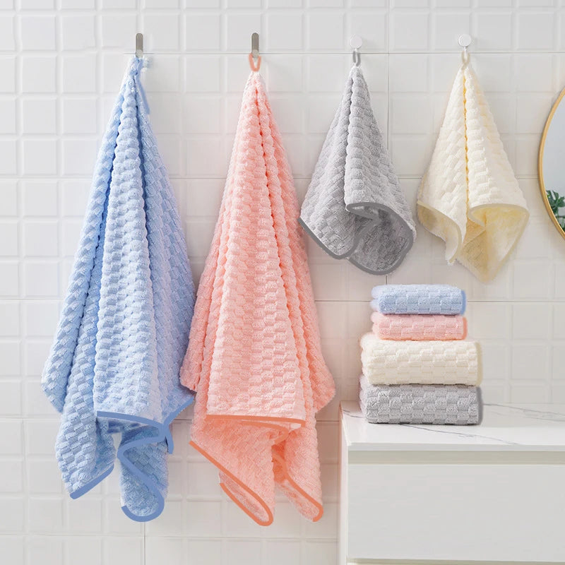 serviette bain moderne rose clair absorbante texture cotonnée motif géométrique douce séchage rapide