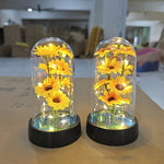 décoration florale cloche verre fleurs jaunes tige verte base noire guirlande led lumineuse romantique