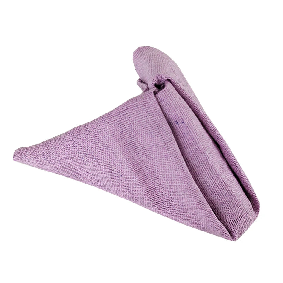 Foulard en coton de couleur lilas, plié en triangle.
