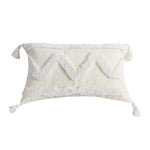 Coussin moelleux blanc orné de franges décoratif.