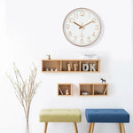 horloge murale cadre doré aiguilles noires numéros blancs moderne chambre coucher