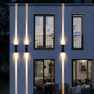 Lampe murale LED étanche étroite gris clair sur mur extérieur