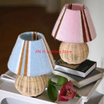 lampe table moderne rustique abat jour tissu rayures marron base rotin bleu clair