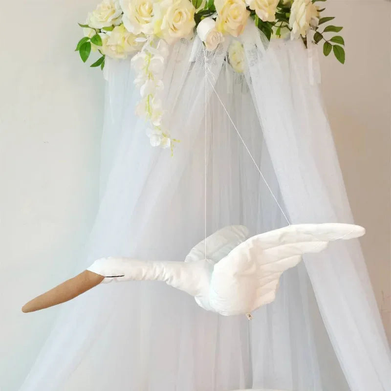 décoration murale cygne blanc tissu texturé suspension chambre enfant oreiller motif cygne
