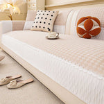 Un espace de détente chaleureux et douillet, avec ses coussins moelleux et ses accessoires décoratifs harmonieux.