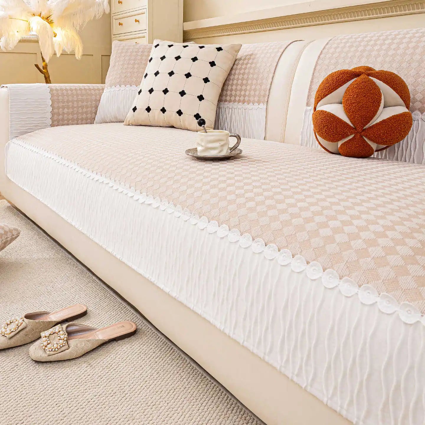 Un espace de détente chaleureux et douillet, avec ses coussins moelleux et ses accessoires décoratifs harmonieux.