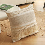 coussins décoratifs bohèmes motifs géométriques blanc cassé franges dentelle